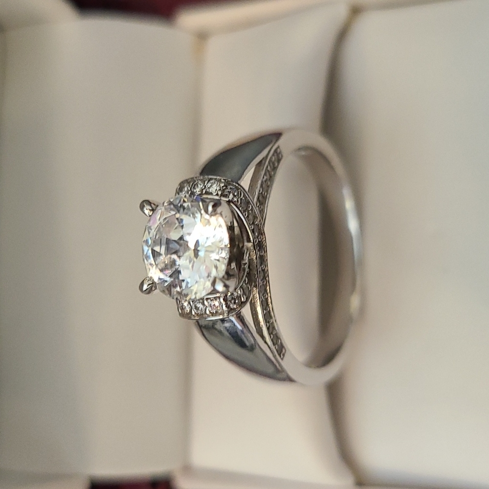 Diamond engagement ring - Picture 2 of 3